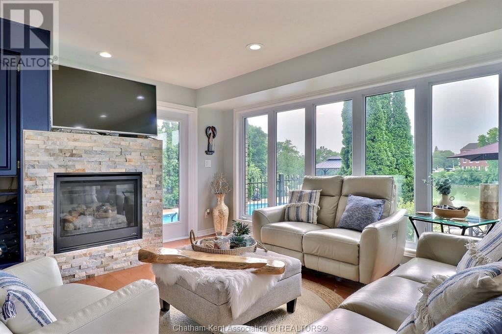 932 GRAND AVENUE WEST Image 14