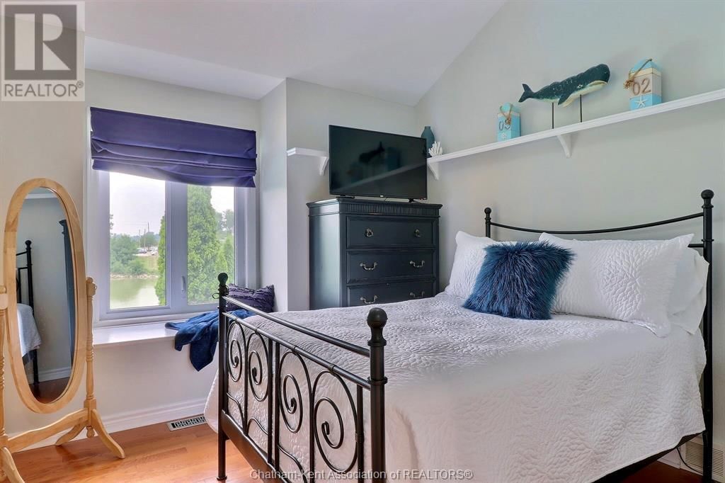 932 GRAND AVENUE WEST Image 32