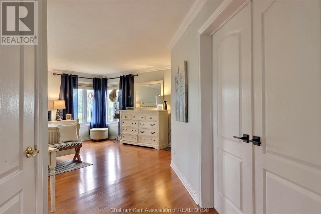 932 GRAND AVENUE WEST Image 33