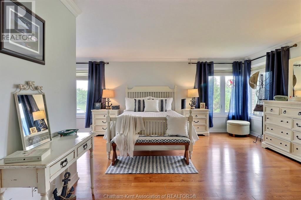 932 GRAND AVENUE WEST Image 35