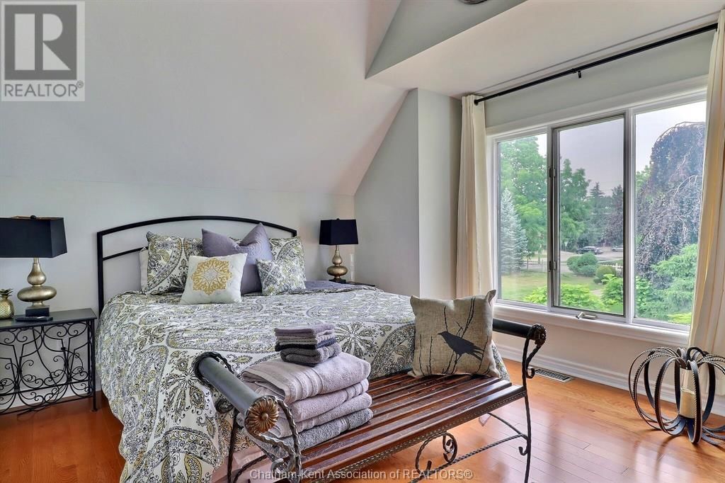 932 GRAND AVENUE WEST Image 42