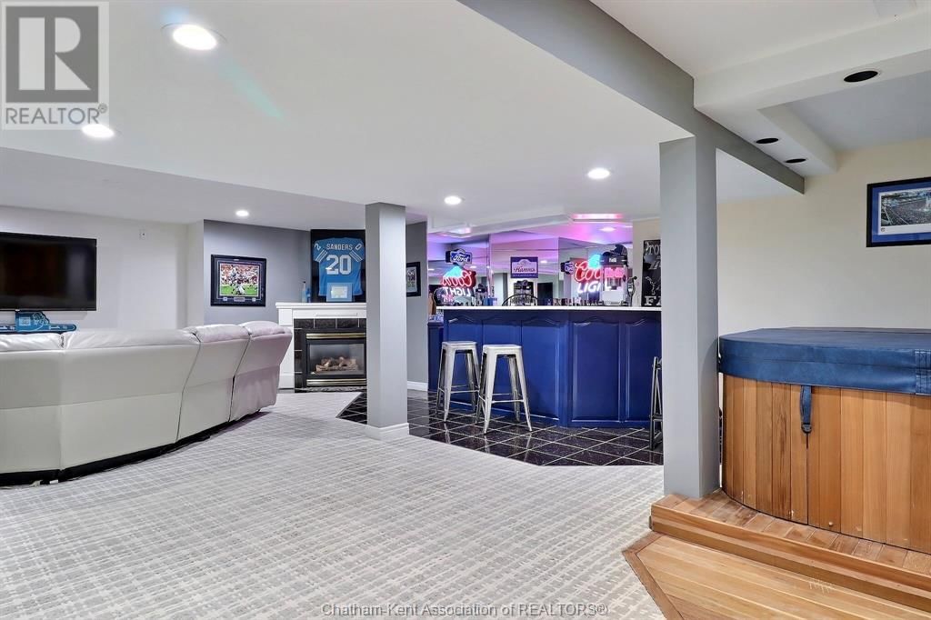 932 GRAND AVENUE WEST Image 45