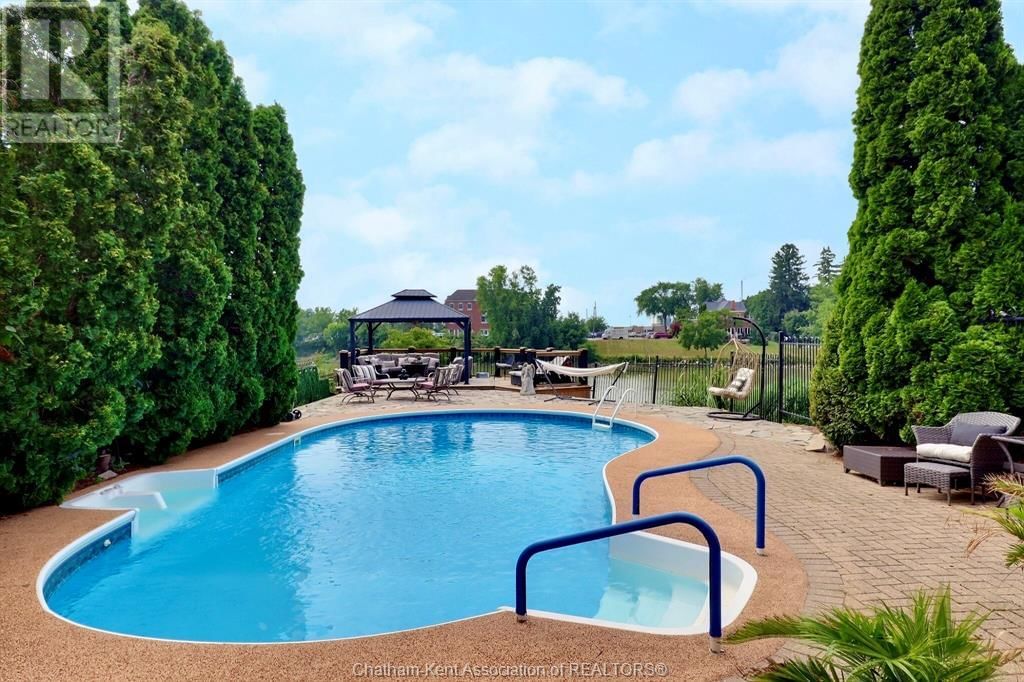 932 GRAND AVENUE WEST Image 7