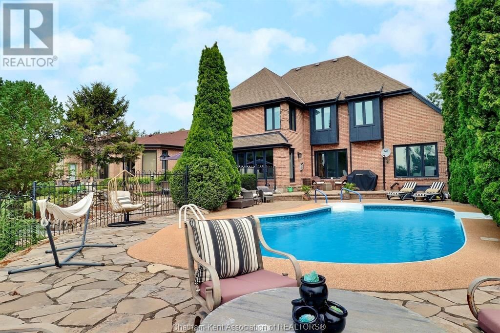 932 GRAND AVENUE WEST Image 8