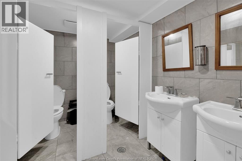 1011 WYANDOTTE WEST Image 19