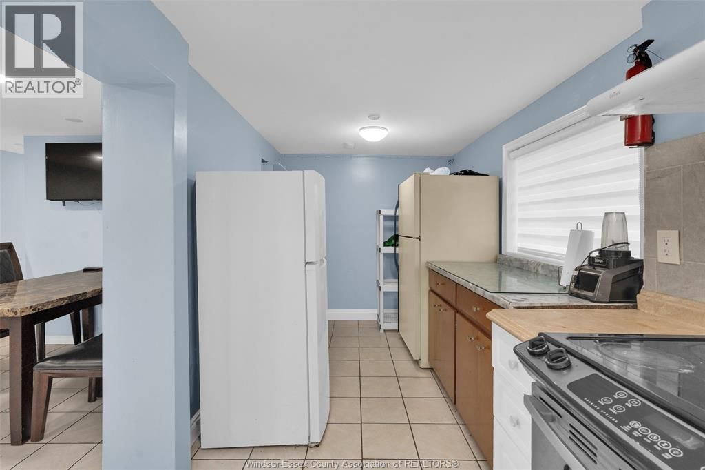 1011 WYANDOTTE WEST Image 22