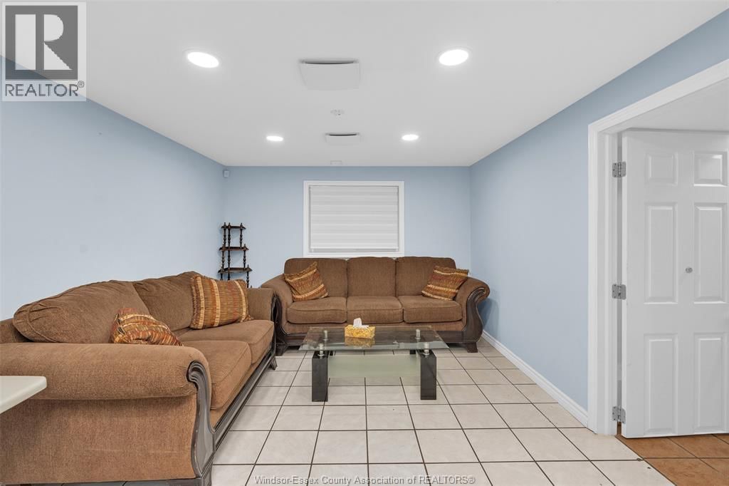 1011 WYANDOTTE WEST Image 25