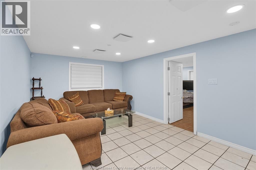 1011 WYANDOTTE WEST Image 26