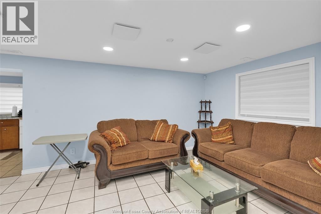 1011 WYANDOTTE WEST Image 27