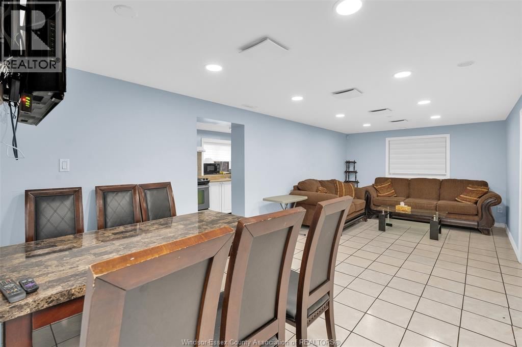 1011 WYANDOTTE WEST Image 30