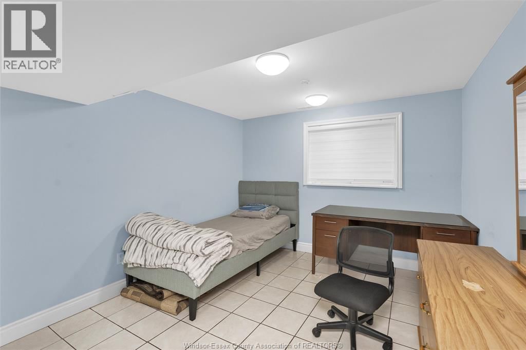 1011 WYANDOTTE WEST Image 32