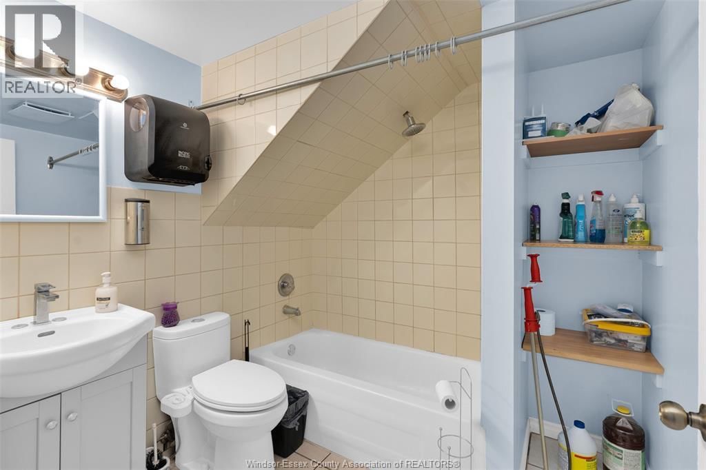 1011 WYANDOTTE WEST Image 34