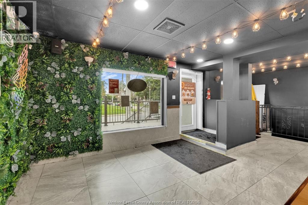 1011 WYANDOTTE WEST Image 6