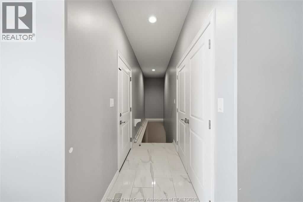 208 SUMMERSET PLACE Image 28