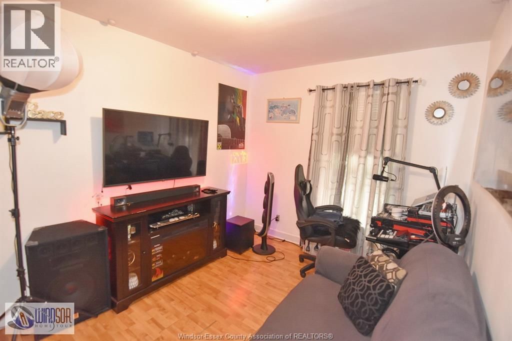 1453-55 WYANDOTTE STREET EAST Image 23