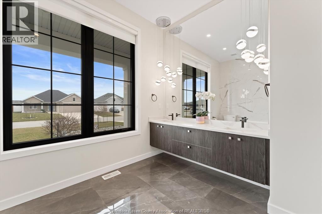 16 YORK BOULEVARD Image 26