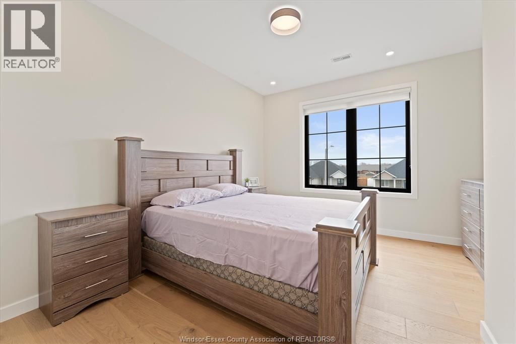 16 YORK BOULEVARD Image 28