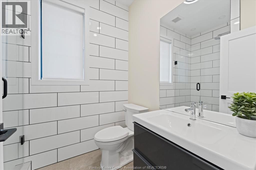 16 YORK BOULEVARD Image 29