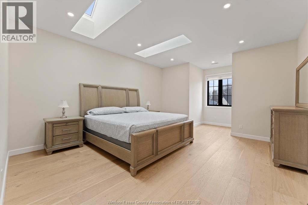 16 YORK BOULEVARD Image 30