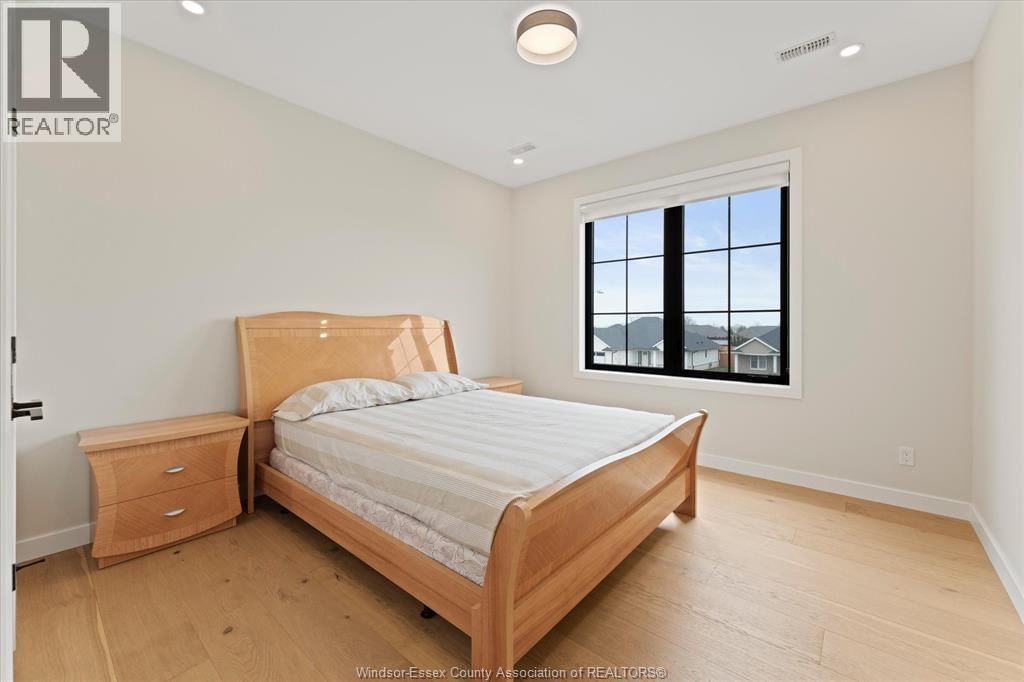 16 YORK BOULEVARD Image 31