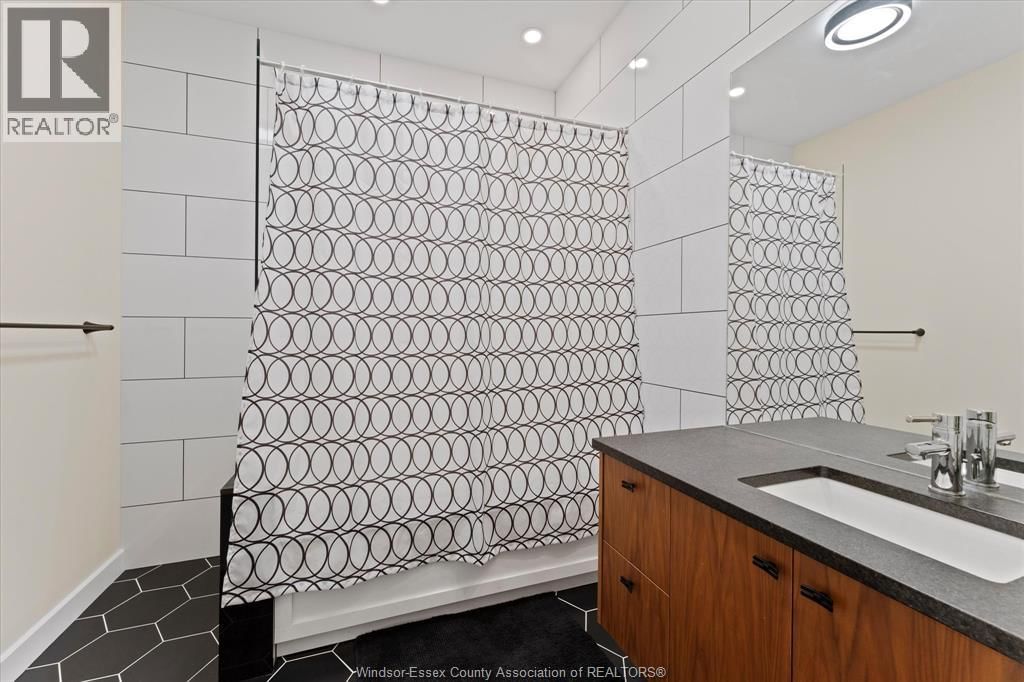 16 YORK BOULEVARD Image 32