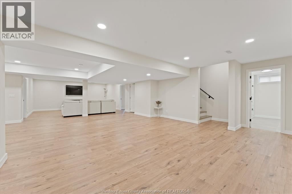 16 YORK BOULEVARD Image 33