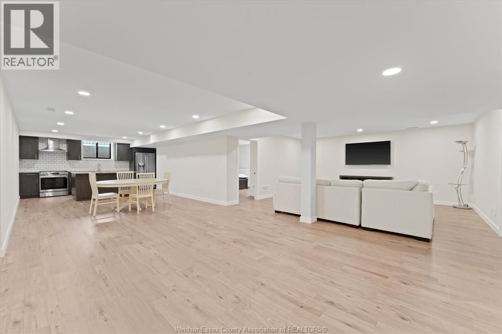 16 YORK BOULEVARD Image 34