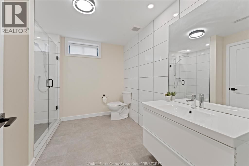 16 YORK BOULEVARD Image 35