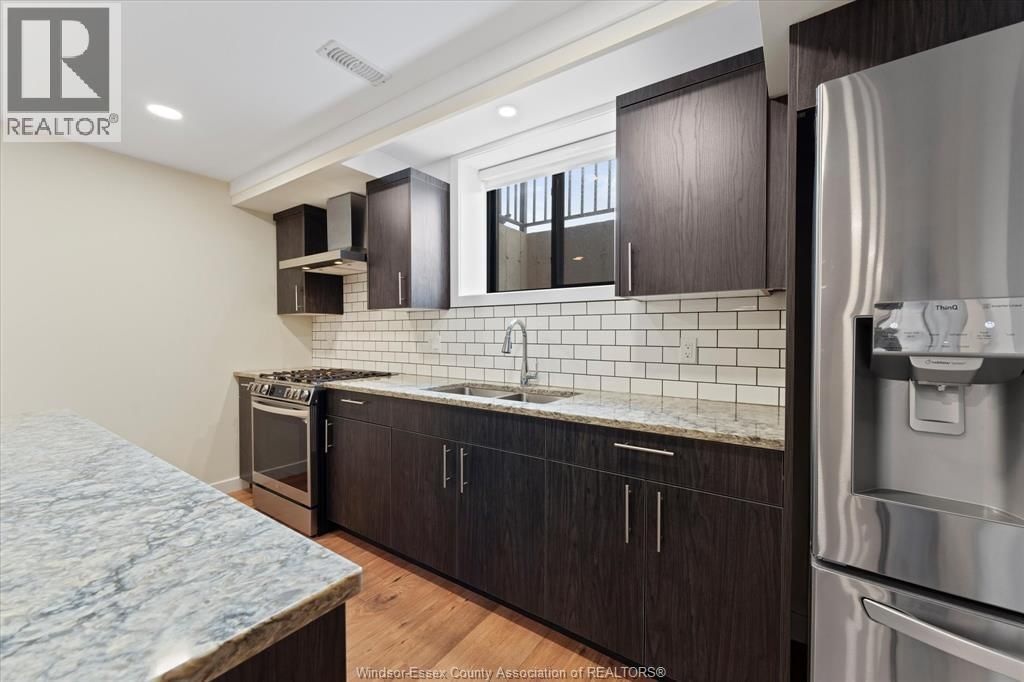 16 YORK BOULEVARD Image 38