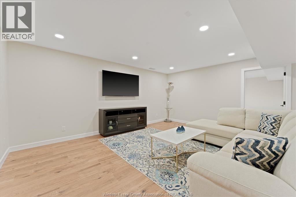 16 YORK BOULEVARD Image 39