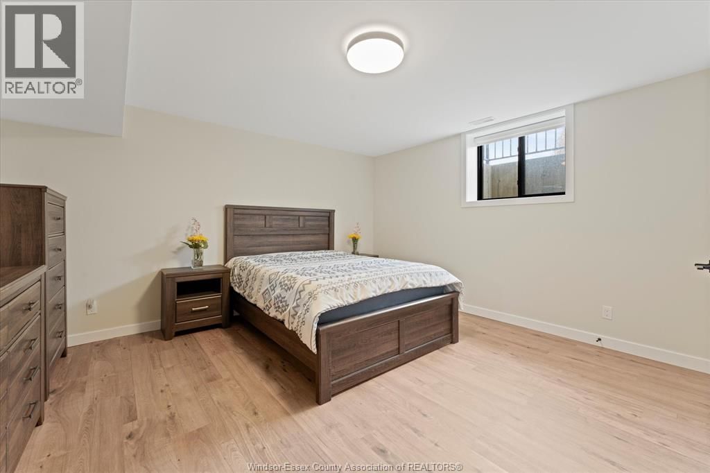 16 YORK BOULEVARD Image 40