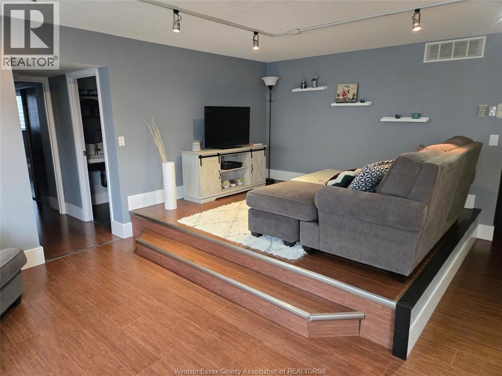 305 - 380 PELISSIER Image 17