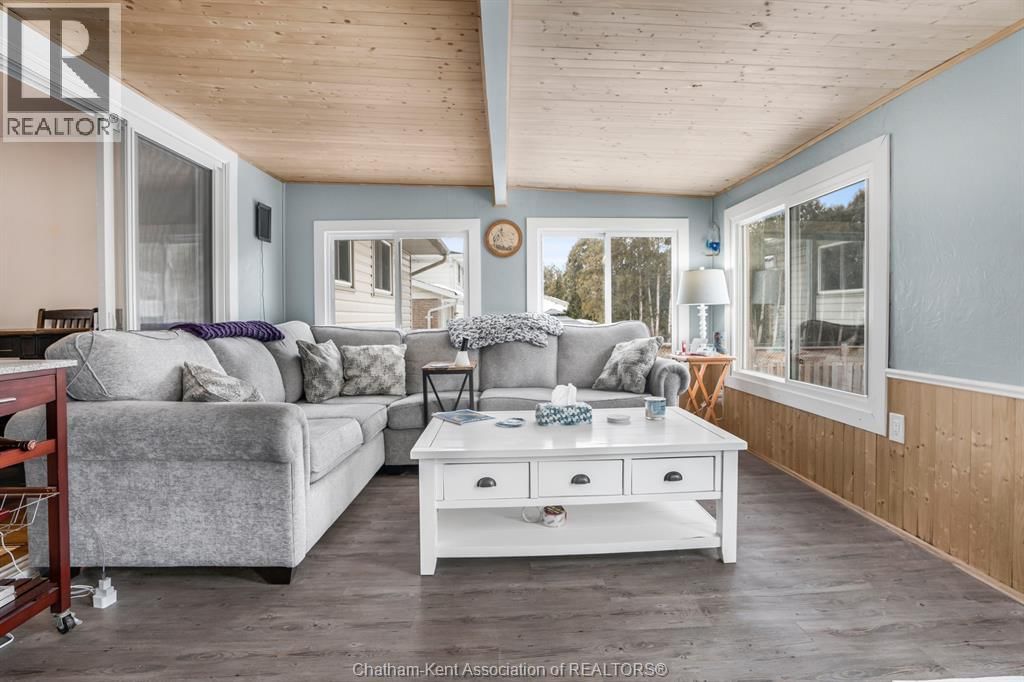 40 THORNHILL CRESCENT Image 13