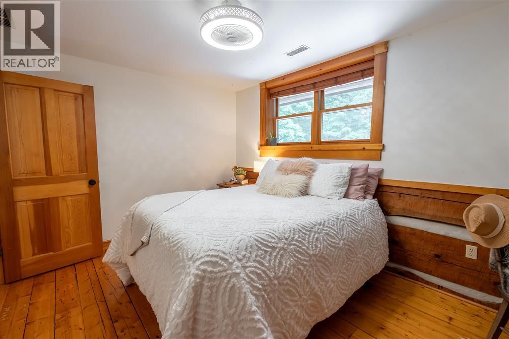 5252 EGREMONT ROAD Image 25