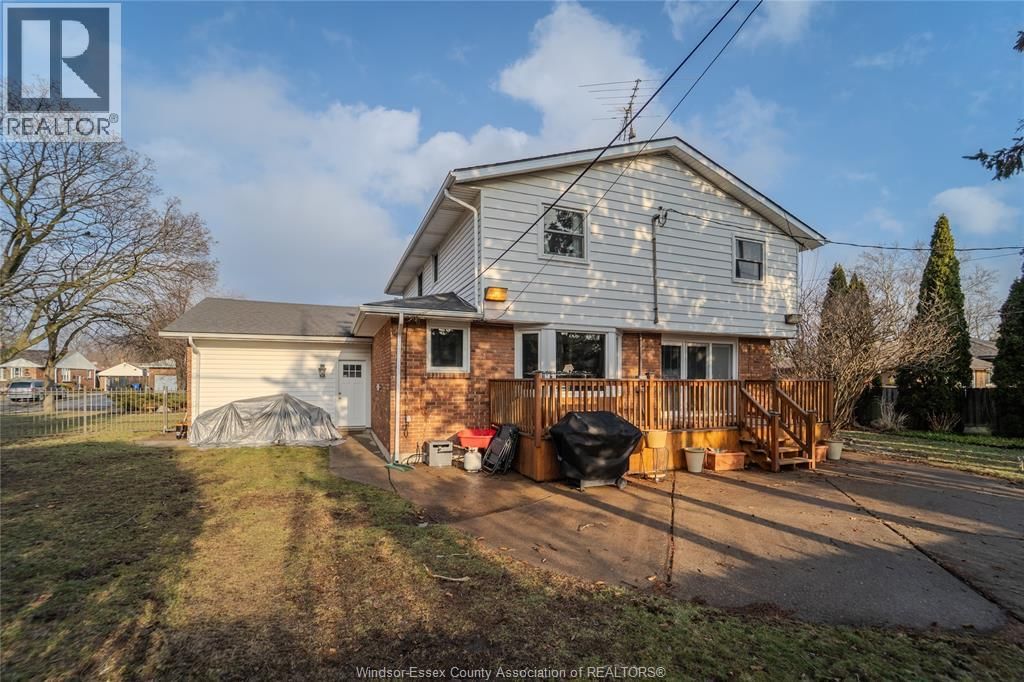 2477 MARK AVENUE Image 32