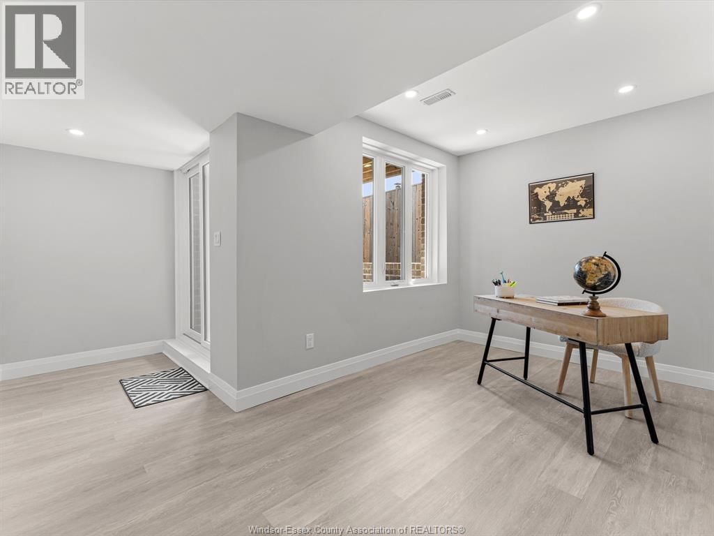 21 WOODLAND STREET Image 32