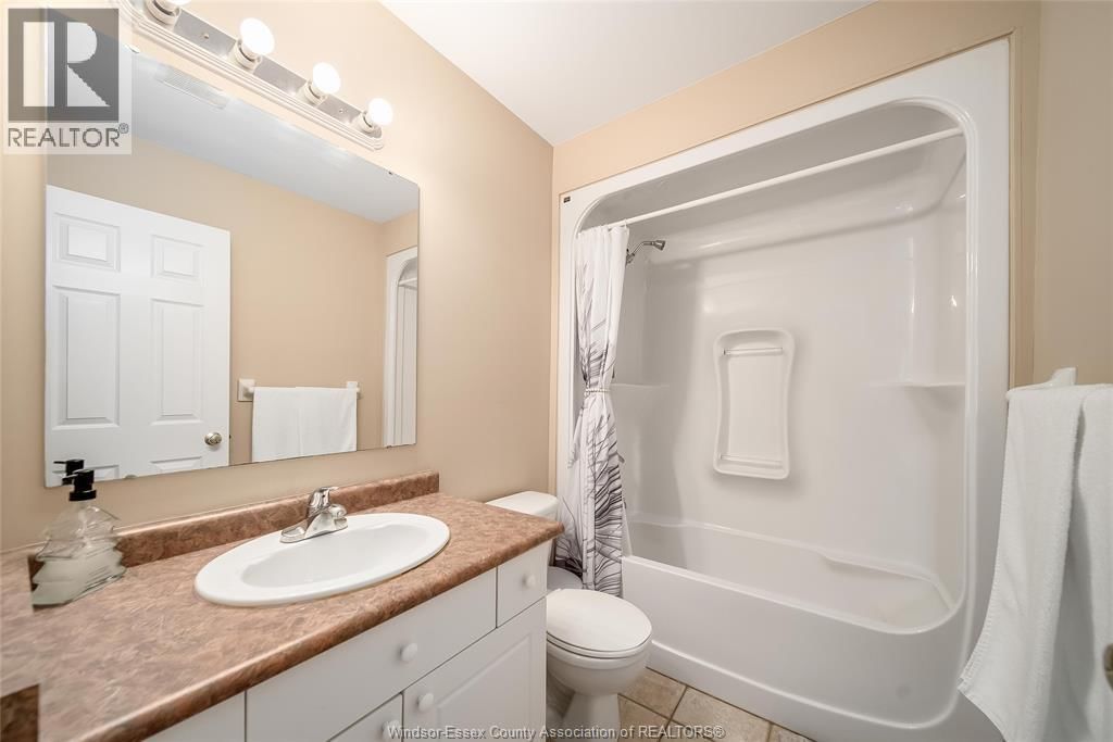 584 BELLAGIO DRIVE Image 24