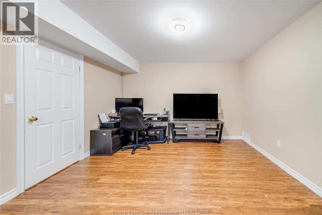 584 BELLAGIO DRIVE Image 36