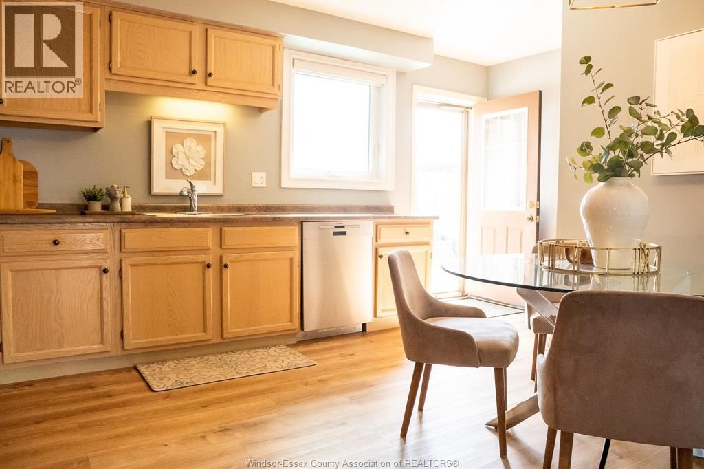 330 SUNNYSIDE BOULEVARD Image 17