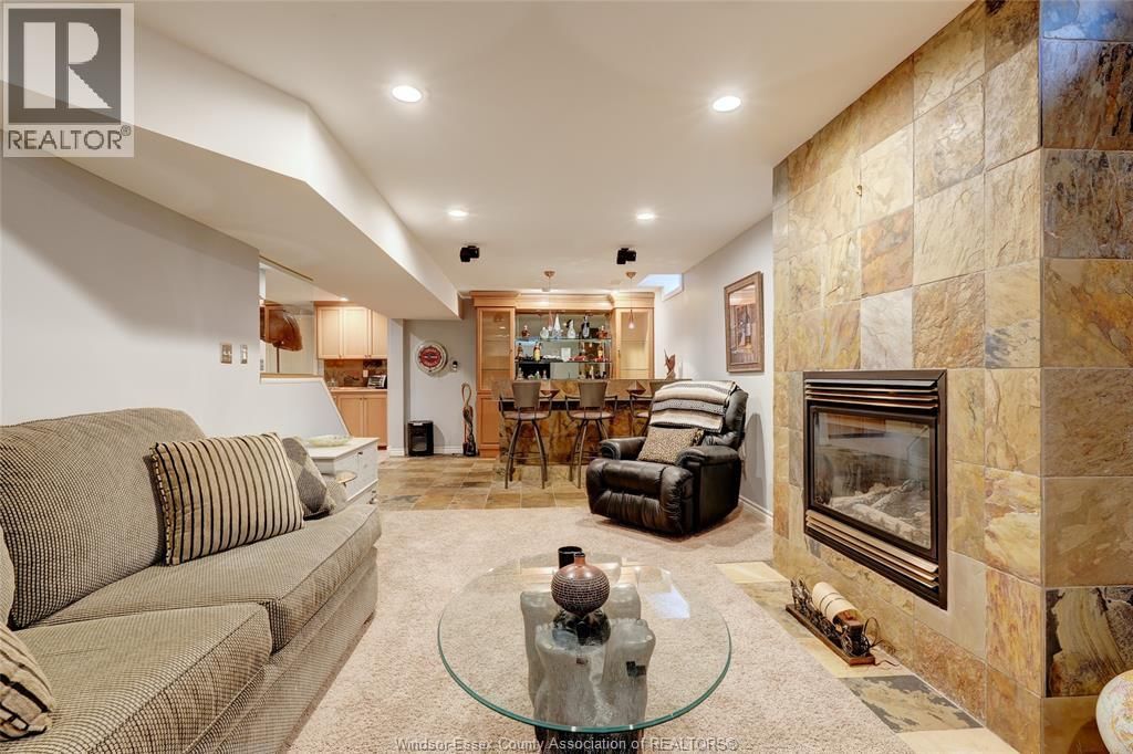 2230 SUZANNE Image 35