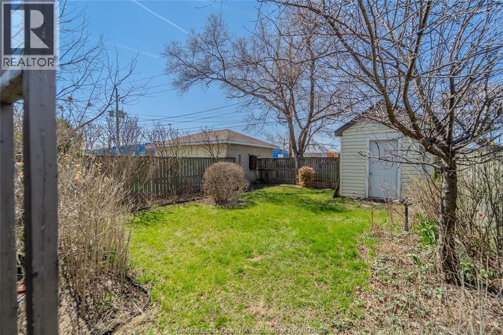 1135 JANETTE AVENUE Image 4