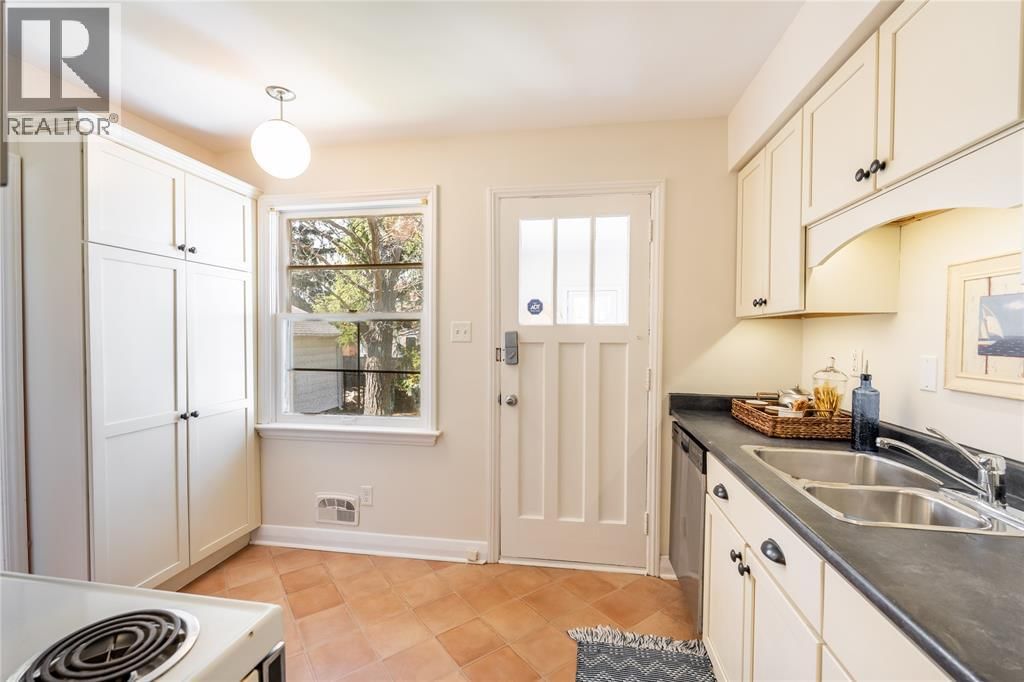 1203 COLBORNE ROAD Image 13