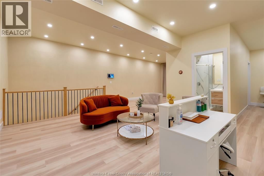 4667 WYANDOTTE STREET EAST Image 31