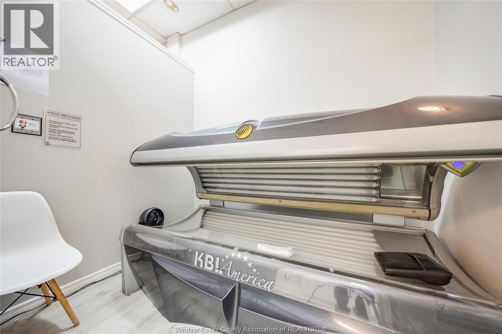 3041 DOUGALL AVENUE Image 14