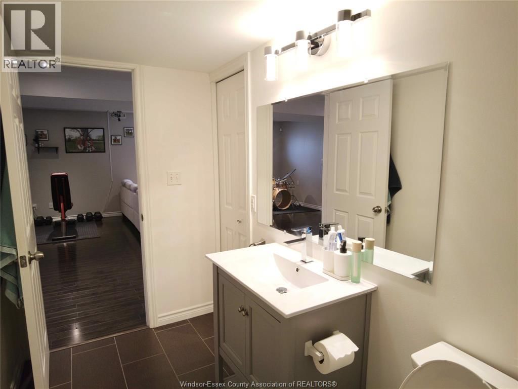 2437 LUXURY AVENUE Image 20