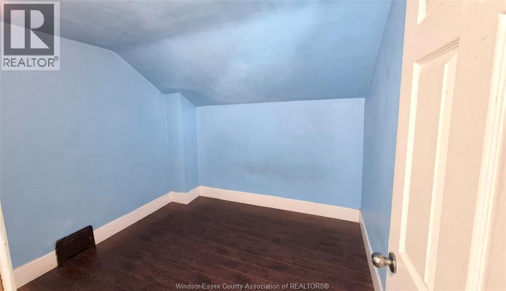 MAIN - 1068 GILES EAST Image 7