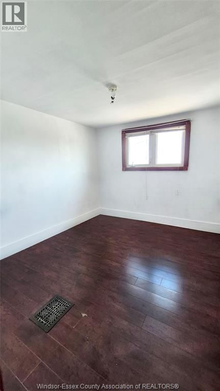 MAIN - 1068 GILES EAST Image 8