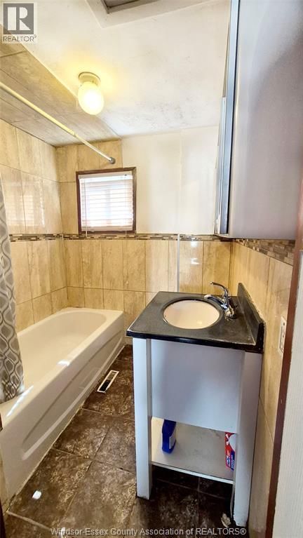 MAIN - 1068 GILES EAST Image 9