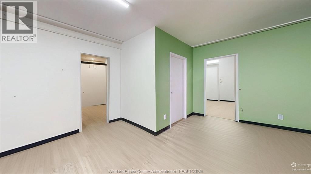 5534 WYANDOTTE STREET EAST Image 13