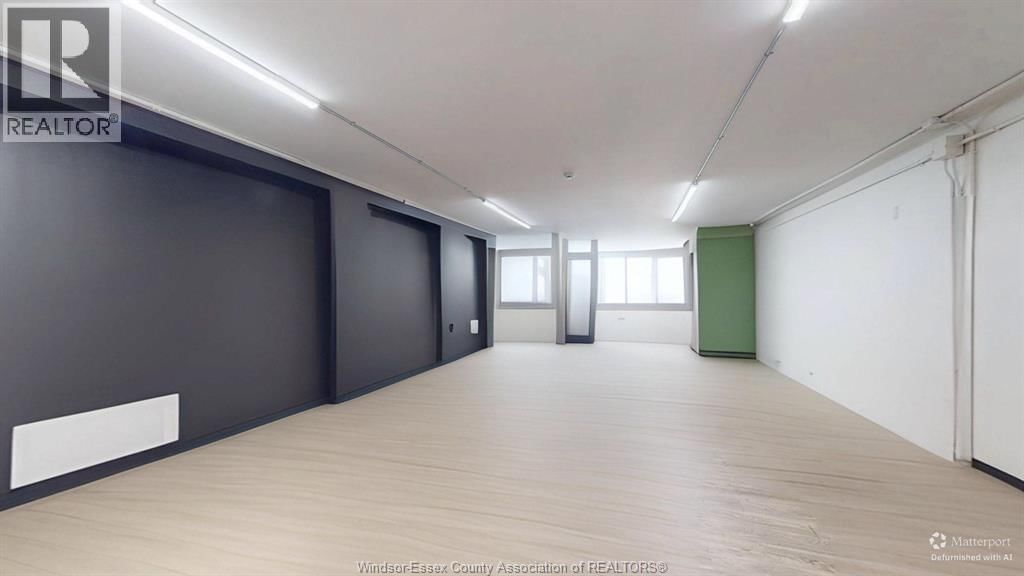 5534 WYANDOTTE STREET EAST Image 16